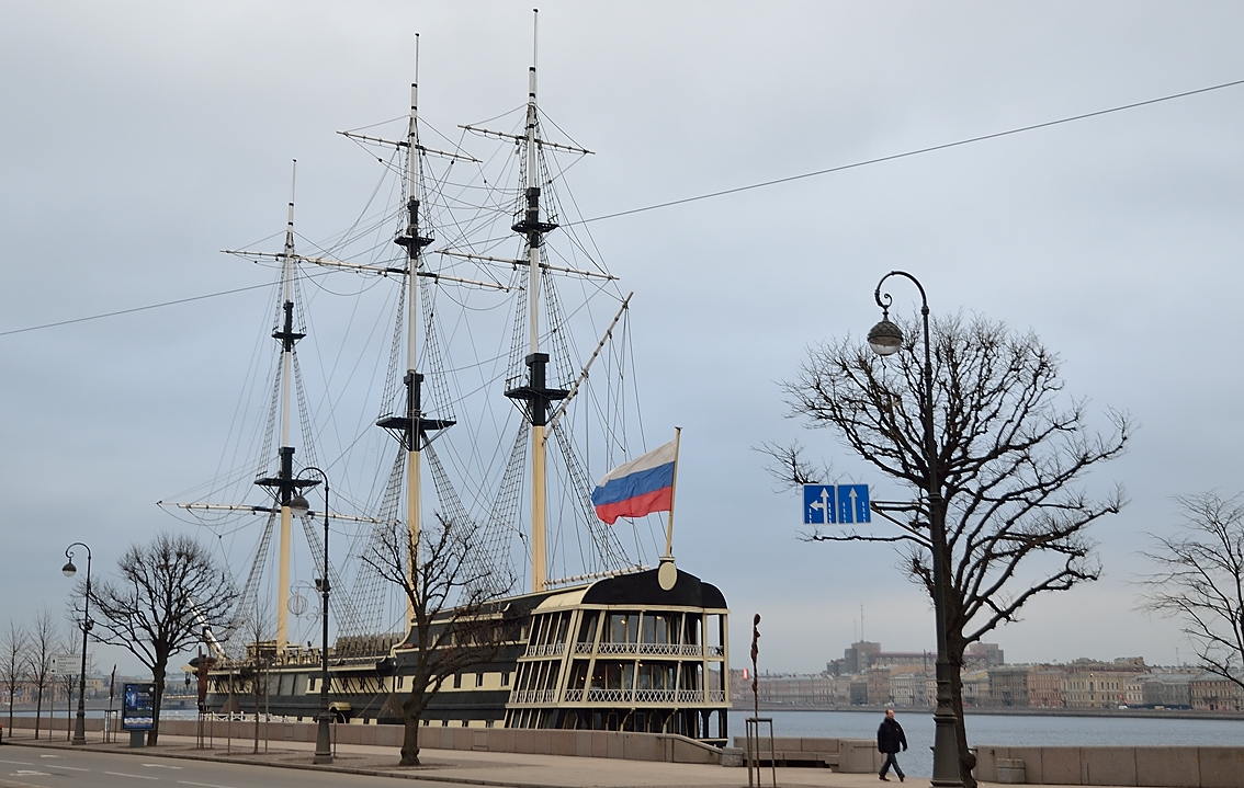 20141211-061-Petersbourg.jpg - The frigate Blagodat moored close to the Trotsky Bridge