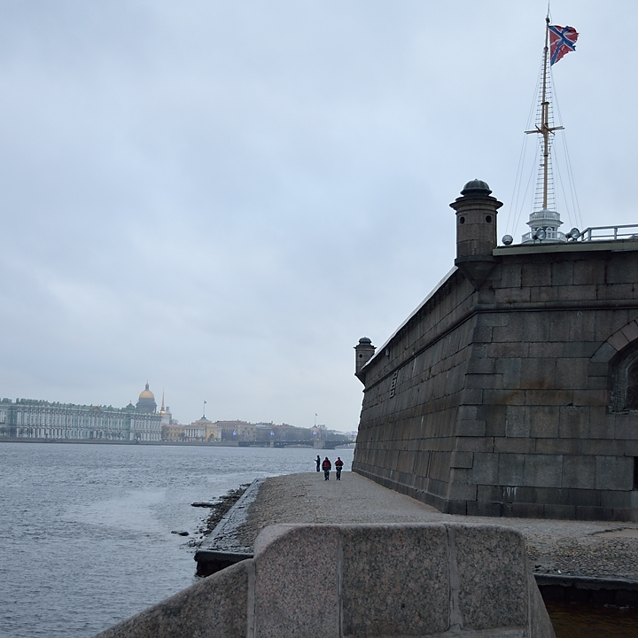 20141211-071-Petersbourg.jpg - The fortifications seen from the port