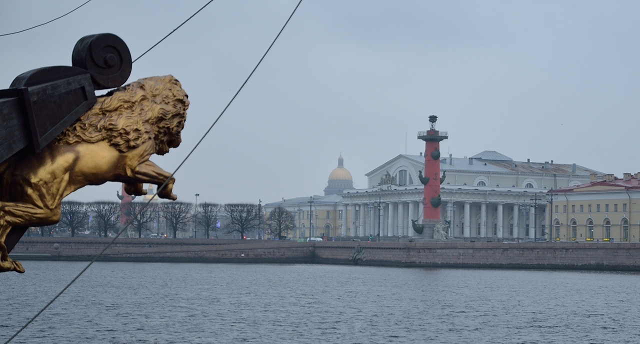 20141211-081-Petersbourg.jpg - ... and across the Neva, the (old) stockmarket and the rostral columns