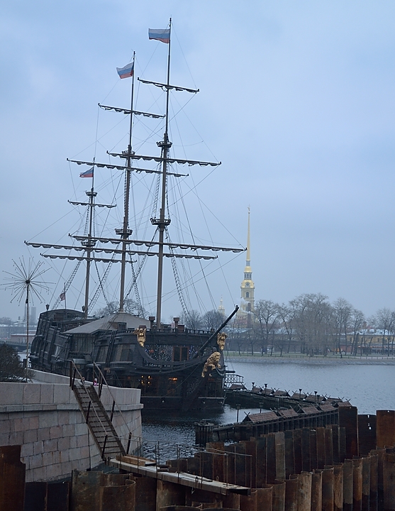 20141211-083-Petersbourg.jpg - This is in fact a restaurant and fitness club next to the fortress ...