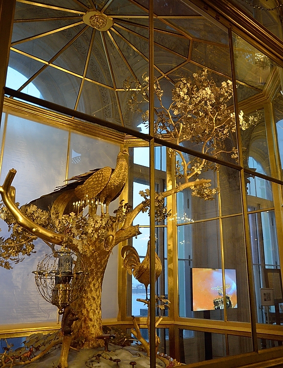 20141212-146-Petersbourg.jpg - The Peacock Clock by James Cox (1772), a masterpiece of mechanics (as explained on the screen visible in the background)