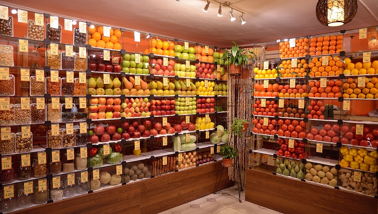 20141212-173-Petersbourg.jpg -  A fruit shop still open after the opera, like many small food shops that are open 24 hours