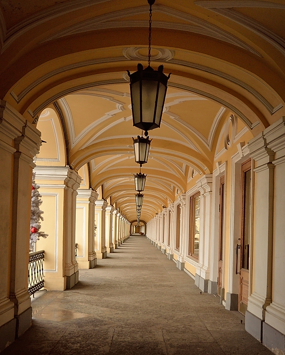 20141213-191-Petersbourg.jpg - Gostiny Dvor shopping mall (of course the arcades on the 1st floor ar completely empty at this time of trhe year)  --- said to be the oldest and largest shopping arcades, dating back to the 18th century 