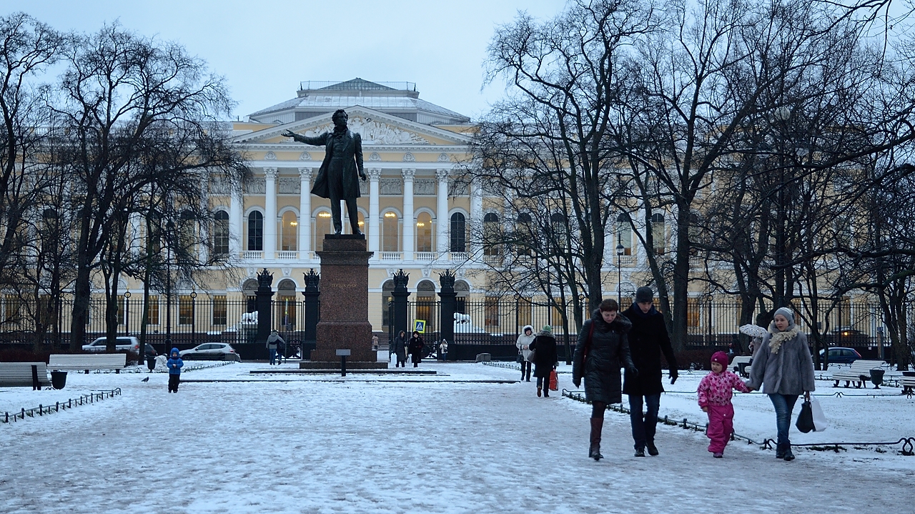 20141213-193-Petersbourg.jpg - Pushkin in front of Mikhailovski Palace (Russian Museum -- which I missed)