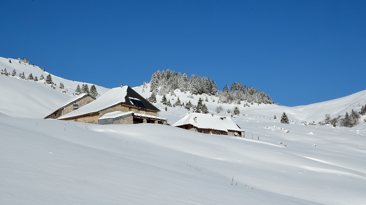 20141229-022-Arcalod.jpg - Les chalets d'Orgeval et le col a droite