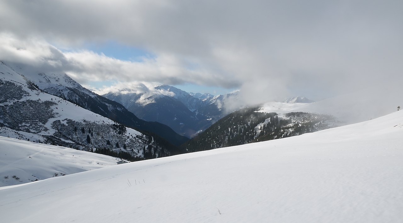 20150110-007-GrandeJournee.jpg - En arrivant au col de la Bathie le ciel s'éclaircie franchement et on monte au soleil dorénavant