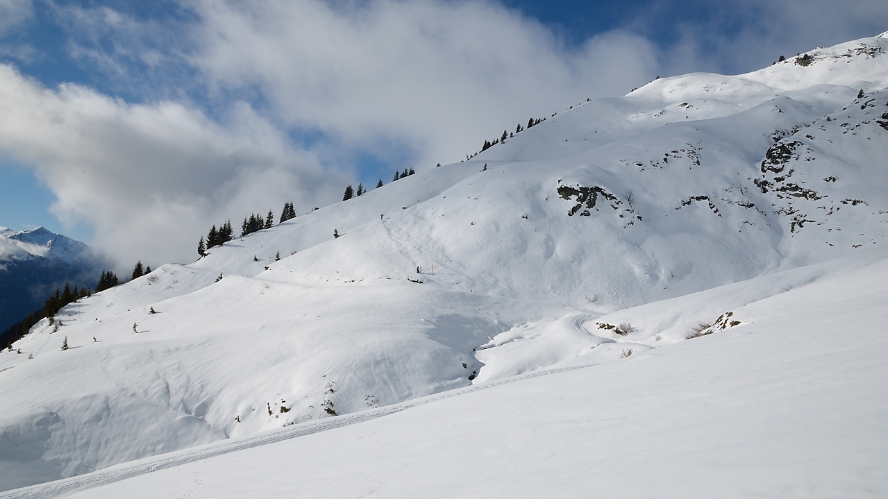 20150110-008-GrandeJournee.jpg - Vue du Col de la Bathie : on monte sur la crete en face ... d'ailleurs mes camarades y sont deja, j'ai pris un passage trop haut ; Bruno avait raison, il fallait enlever les peaux