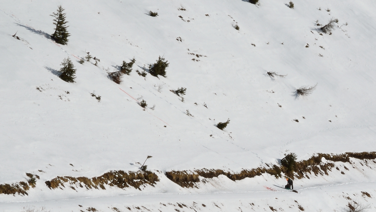 20150110-009-GrandeJournee.jpg - Un chasseur de chamois avec ca proie ; tiré plus haut, il est arrivé jusqu'ici, on voit la trace de sang dans la neige --- pauvre bete