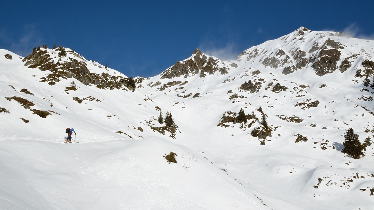 20150110-015-GrandeJournee.jpg - Au debut de la remontée : vue sur la Pointe Lavouet ... que j'ai pris pour le sommet en regardant du col de la Bathie