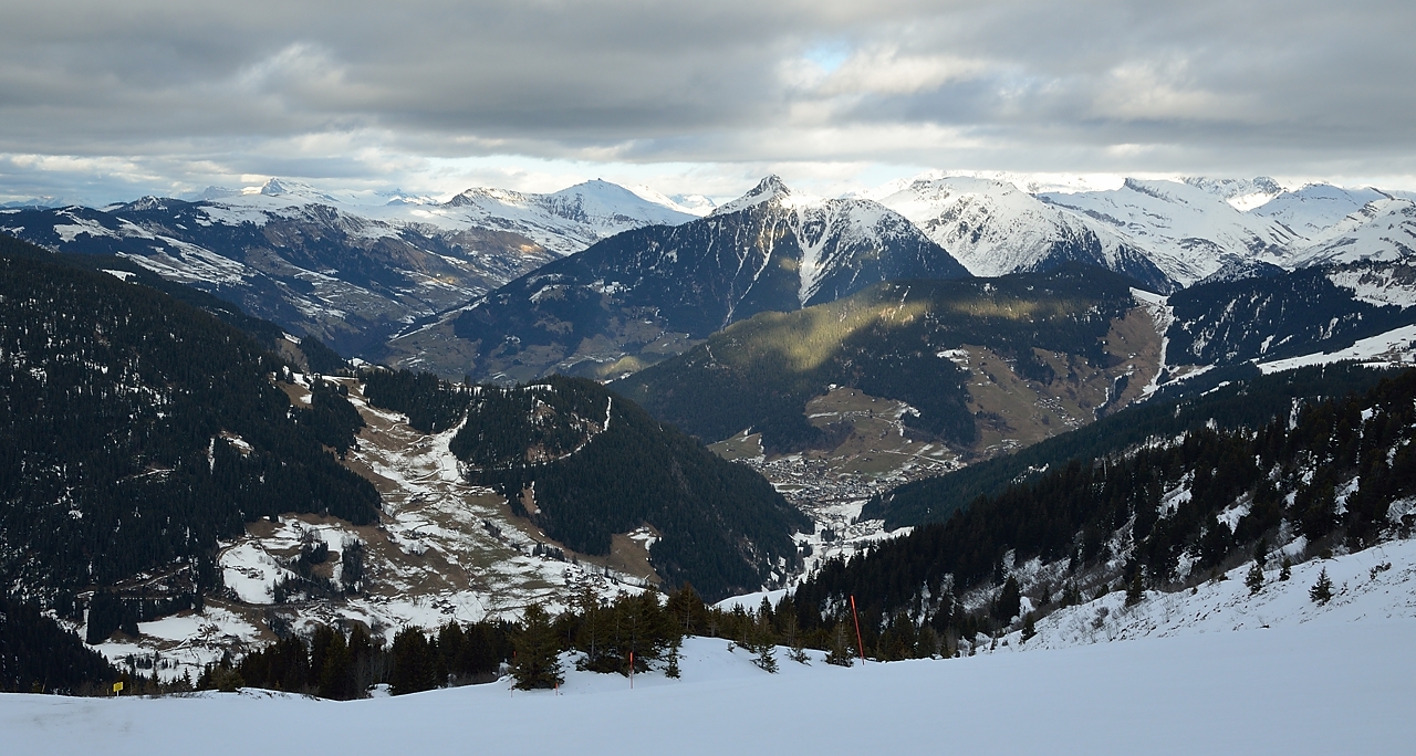 20150110-030-GrandeJournee.jpg - Le temps de descendre sur les pistes, le ciel se couvre : voila l'ampleur de la catastrophe, presque plus de neige dans le bas de la station et dans les pentes au soleil