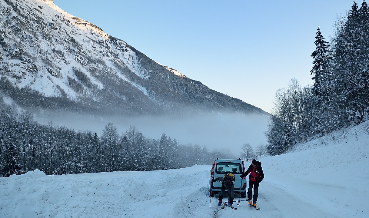 20150207-001-ColTepey.jpg - Depart un peu avant Valmaure ... car la voiture ne veut plus monter