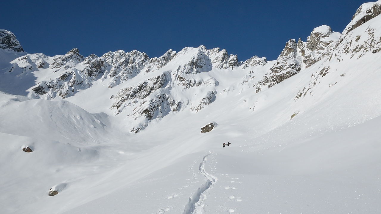 20150207-006-ColTepey.jpg - Encore un peu plus haut sous le couloir qui mene au vallon sous le col