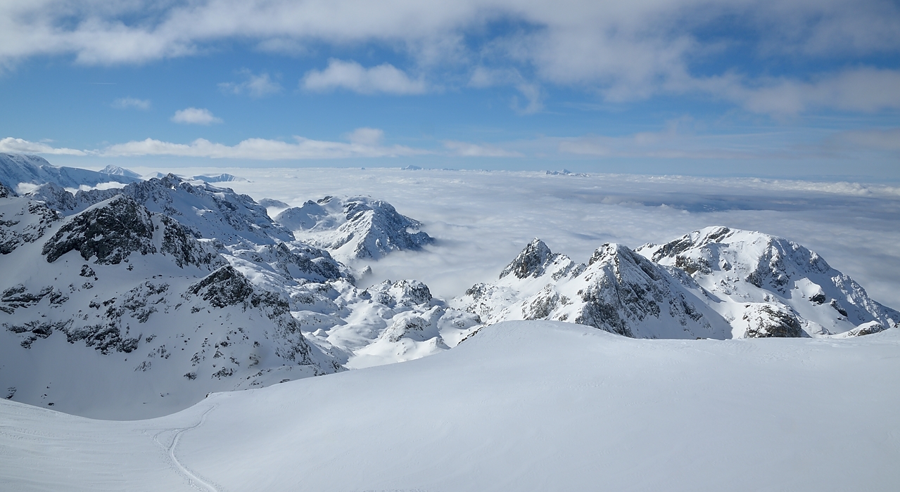 20150228-011-GrandeLance.jpg - Non loin du sommet sur la mer de nuages : seul les plus haut sommets du Vercors arrivent a percer