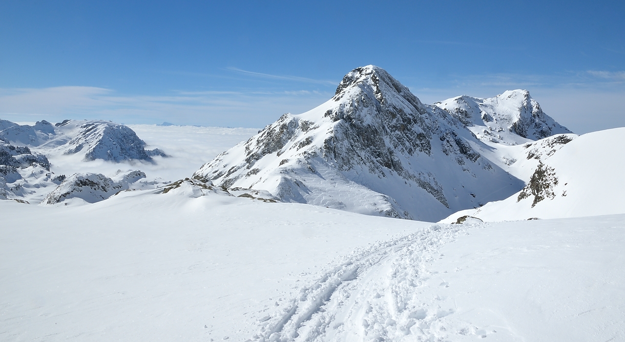 20150228-017-GrandeLance.jpg - De retour sous le Lac du Petit Domenon: vue sur le Galeteau et au fond le Grand Colon (maintenant avec une belle trace)