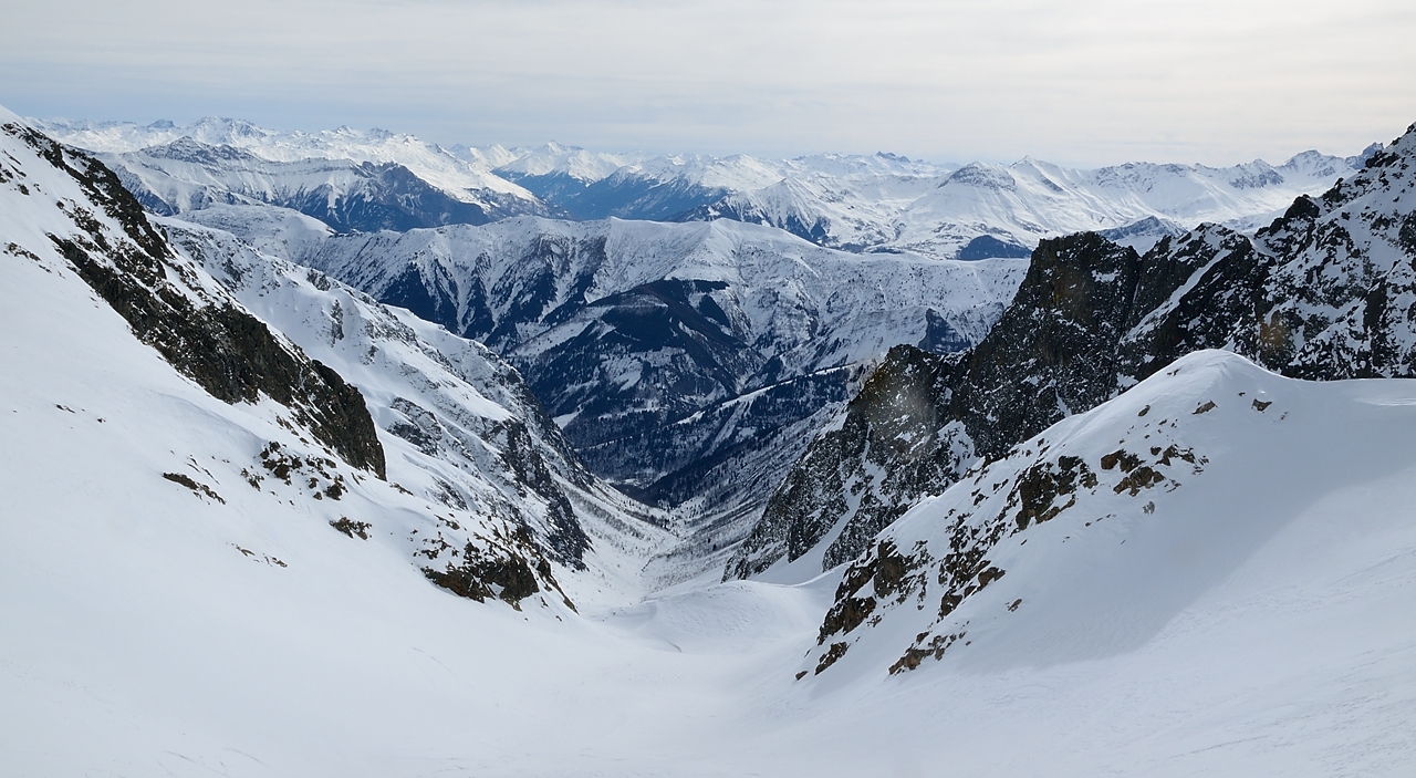 20150307-001-ColGleyzin.jpg - Au col: le ciel est deja bien couvert --- vue sur le versant est du col