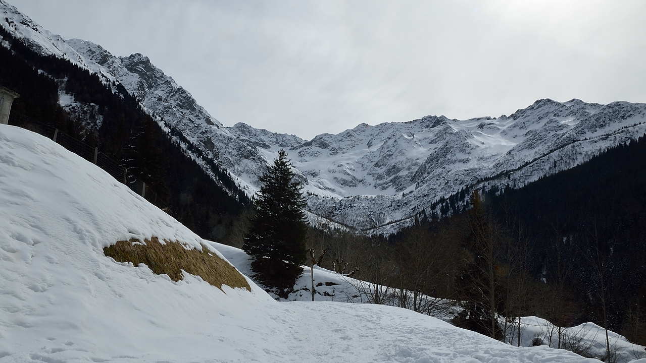 20150307-007-ColGleyzin.jpg - Vue du parking sur la course