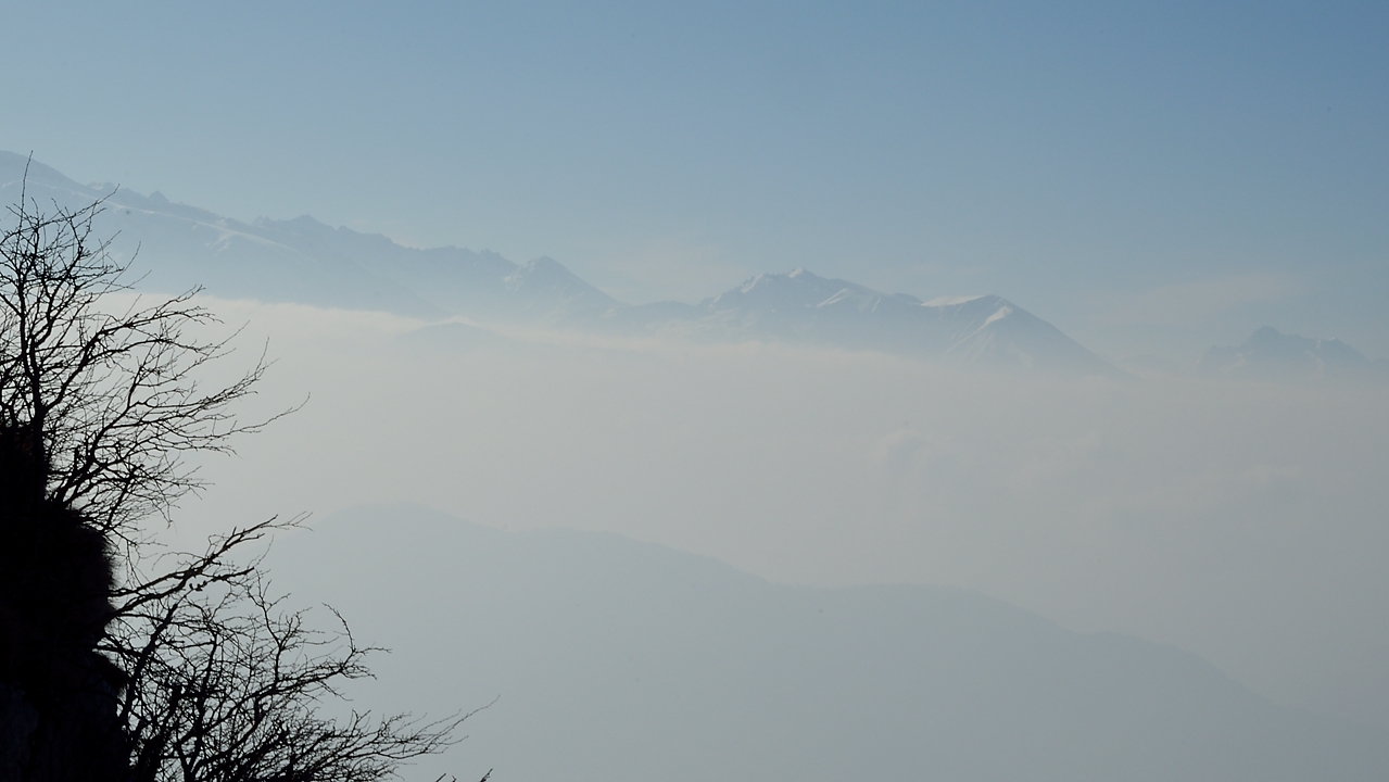 20150312-005-StEynard.jpg - View from the summit towards the south, the fog over the city ... you dont even notice it from below