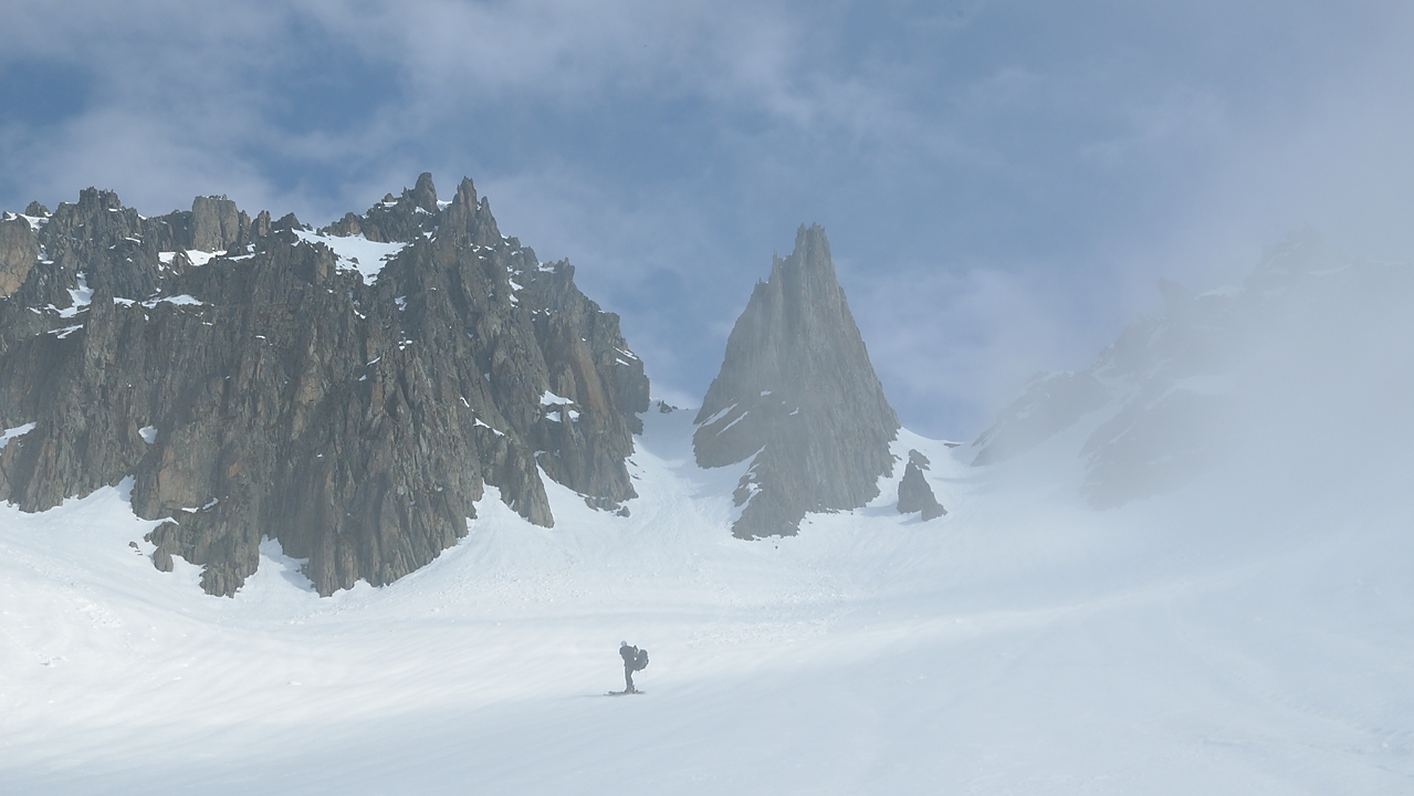 20150314-016-Aup-du-Pont.jpg - Apres un passage dans le brouillard epais, on ressort juste sous cette belle Aiguille (sans nom ?)  deja apercu de plus bas