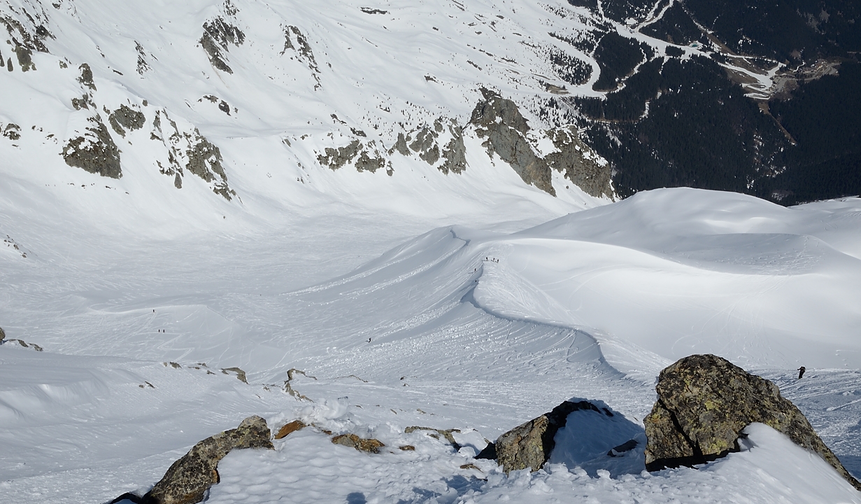 20150411-028-BelleEtoile.jpg - Vue du sommet sur la montée du coté nord qu'on a fait lundi par une toute autre neige