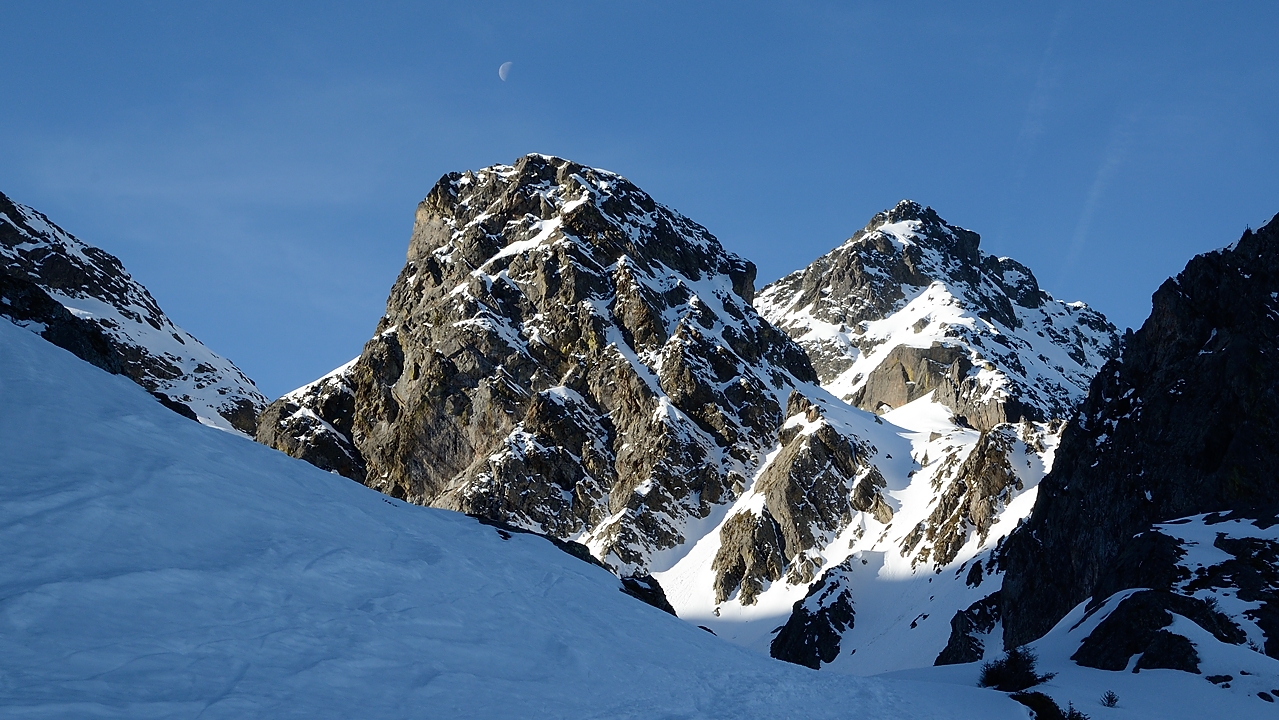20150412-003-GrdColon.jpg - Arrivée sous le Lac de Crozet: les rochers au-dessus du lac sont deja au soleil