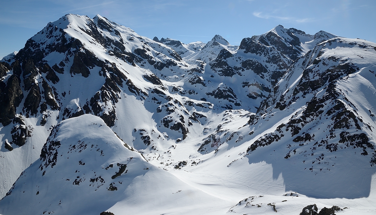 20150412-011-GrdColon.jpg - Dans la montée au Grand Colon : vue sur la longue montée vers la Croix de Belledonne ; a gauche la Grande Lance, a droite la Grande Lauziere