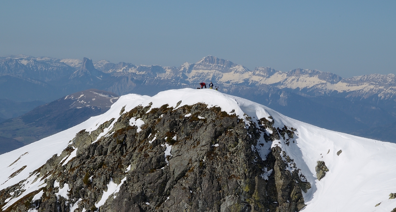 20150412-013-GrdColon.jpg - Nous nous arretons au premier sommet (en fait plus haut) avec vue sur le "vrai" sommet et au fond le Vercors