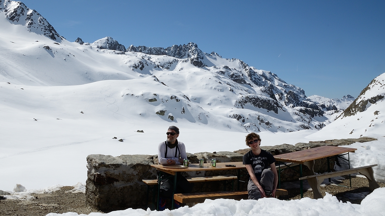 20150412-017-GrdColon.jpg - Au refuge de la Pra avec une bonne biere