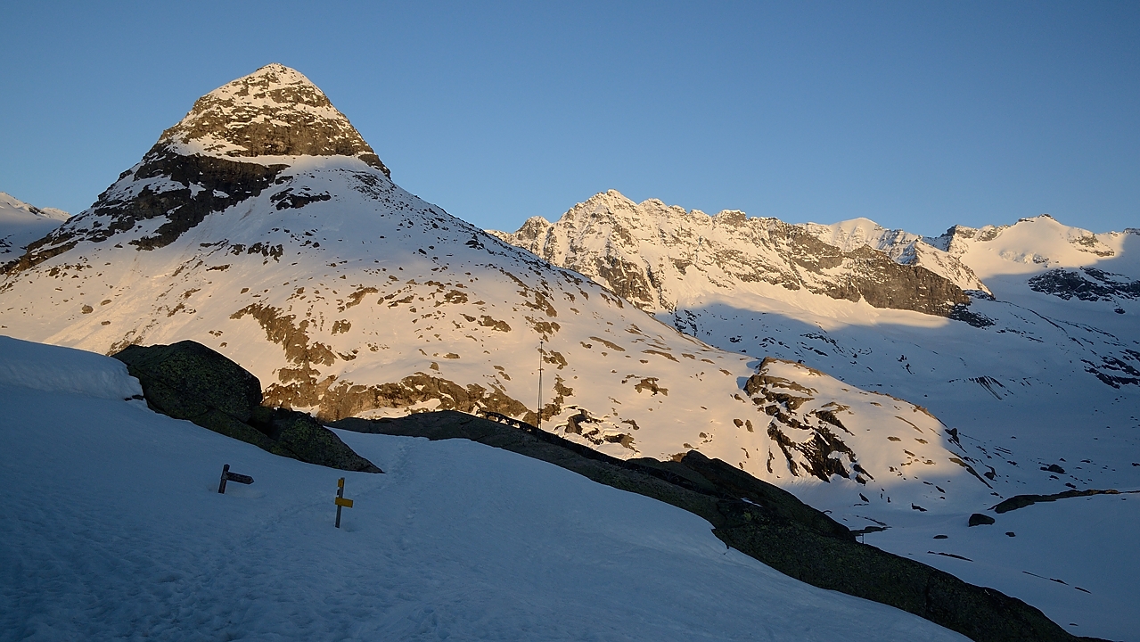 20150509-035-Francesetti.jpg - Coucher de soleil sur le Mont Seti et au fond la Petite Ciamarella (un peu a gauche, on voit aussi la Grande, toute en glace)