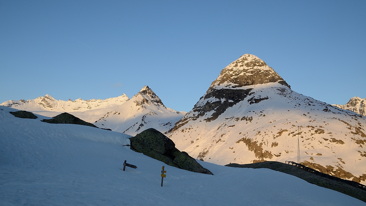 20150509-037-Francesetti.jpg - Coucher de soleil sur le Mont Seti toujours, mais cette fois au fond c'est probablement le Glacier du Mulinet et le passage de la traversee Caro - Evettes