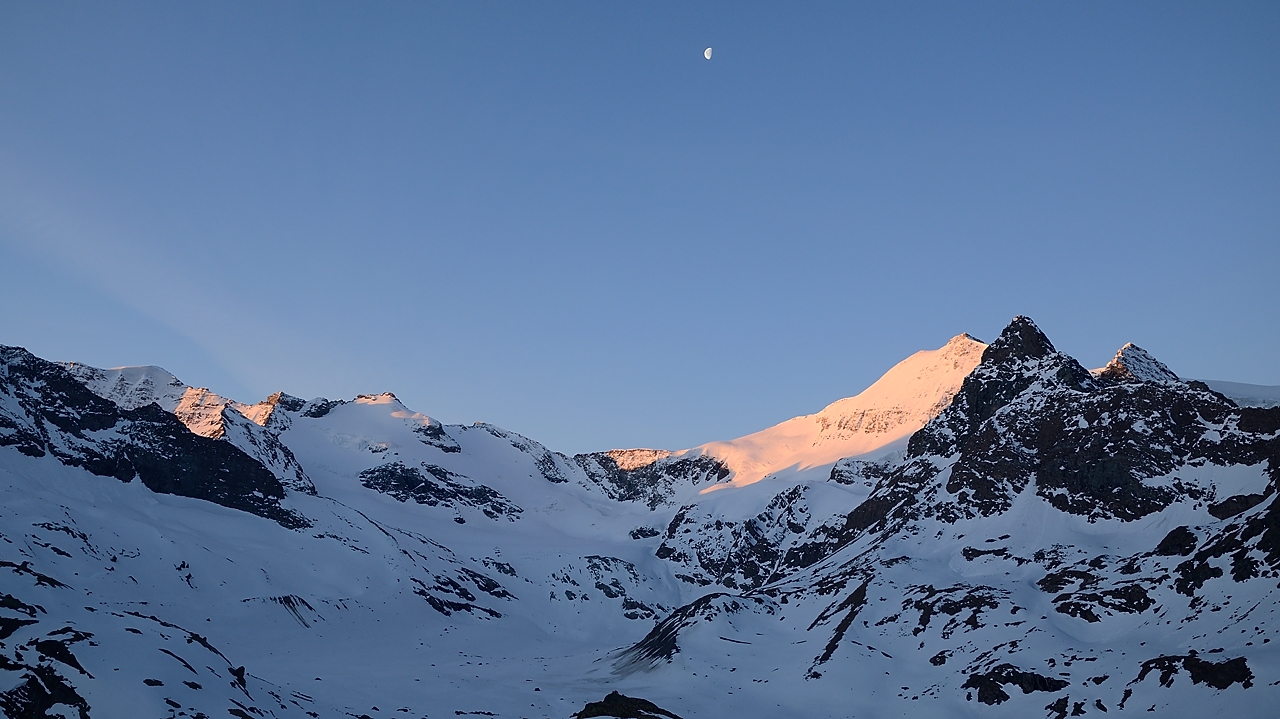 20150510-001-Ciamarella.jpg - Depart du refuge le matin ... l'Albaron et le sommet de la Petite Ciamarella sont deja au soleil