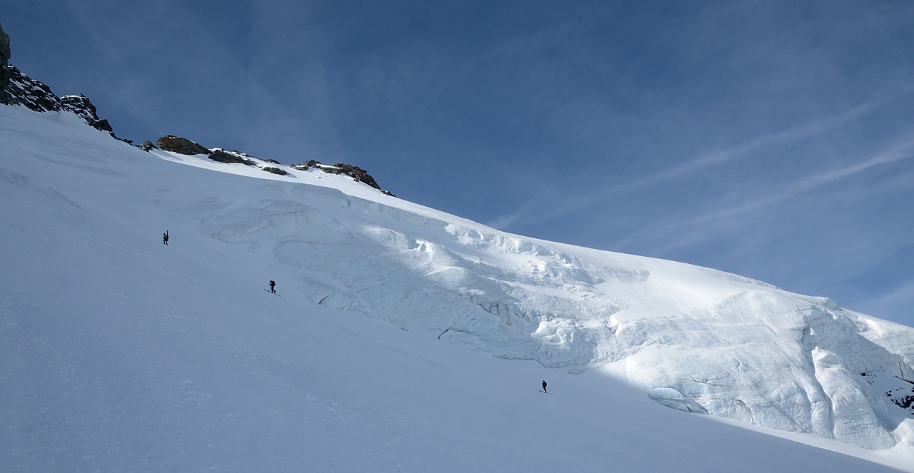 20150510-011-Ciamarella.jpg - La barre de seracs sous le sommet qu'on contourne