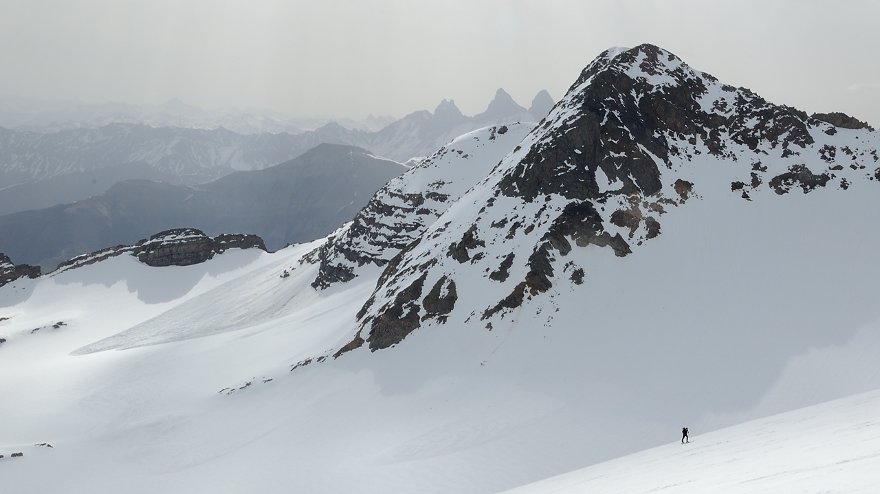 20150514-009-Etendard.jpg - ... et un petit peu plus haut on voit les 3 Aiguilles d'Arves