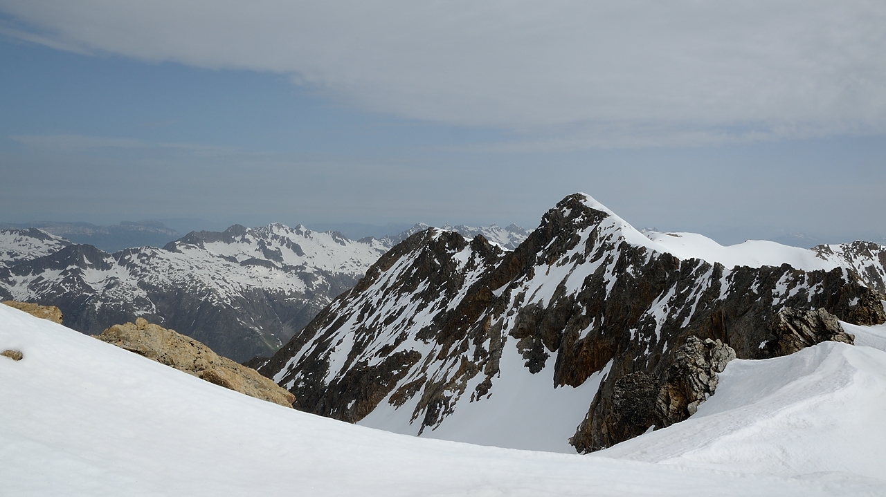 20150514-013-Etendard.jpg - Sur l'arête un peu avant qu'on s'arrete : au fond les Sept Laux, la Belle Etoile ; Les Aiguilles d'Argentieres se cachent derriere les Cimes de la Barbarate