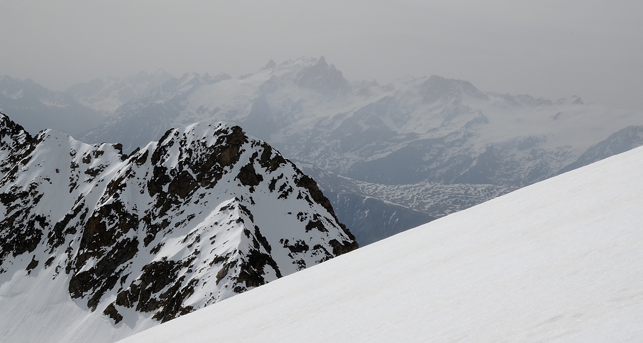 20150514-014-Etendard.jpg - Au debut de la descente au-dessus du Col des  Quirlies : au fond la Meije