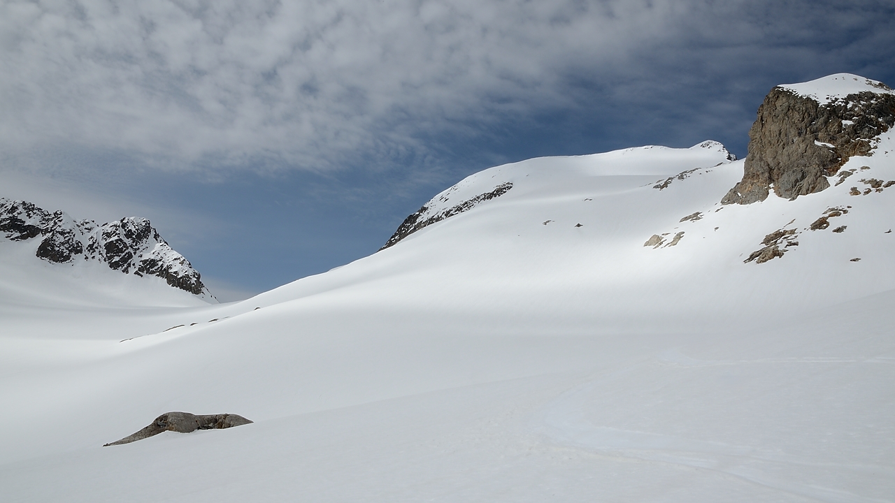20150514-016-Etendard.jpg - plus on descend, plus  le sommet  se degage ...