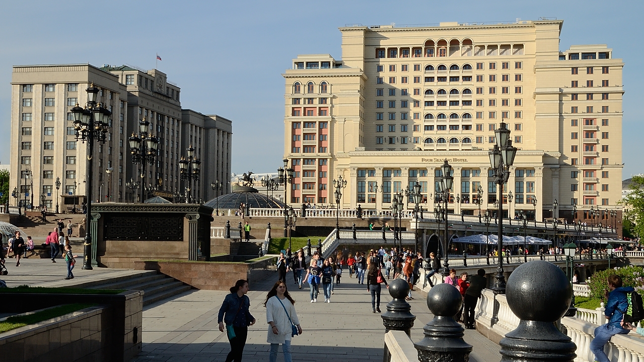 20150520-042-Moscou.jpg - This was the famous Moskva hotel in soviet times, now "Four Seasons". Next to Kremlin and Alexander's garden