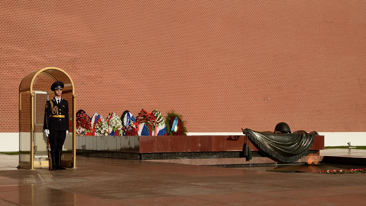 20150520-046-Moscou.jpg - Tomb of the unknown soldier and the ethernal flame ... right after changing the guard