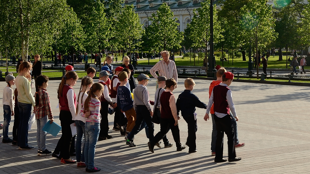 20150520-047-Moscou.jpg - a school class attending the Change of the guard