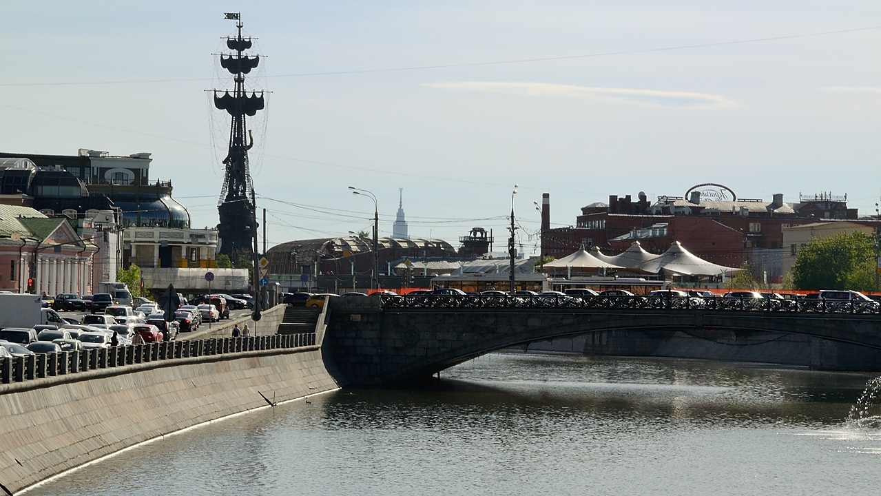 20150520-004-Moscou.jpg - A quite imposing monument representing Peter the Great by somerecent president of the academie of arts  -- a"poiseneous present, subject to debate