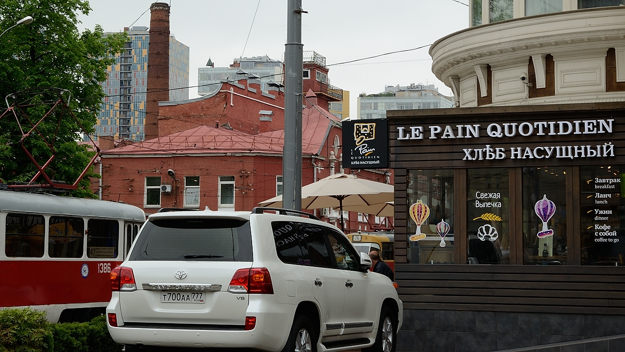 20150523-133-Moscou.jpg - at Oktyabrskaya station ... in fact a chain of restaurants that can be found all over the city --- like most restaurants here are part of some chain