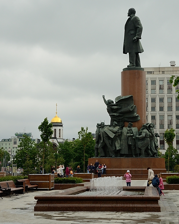 20150523-134-Moscou.jpg -  at Oktyabrskaya: under the protection of Lenin ... still allowed to be here