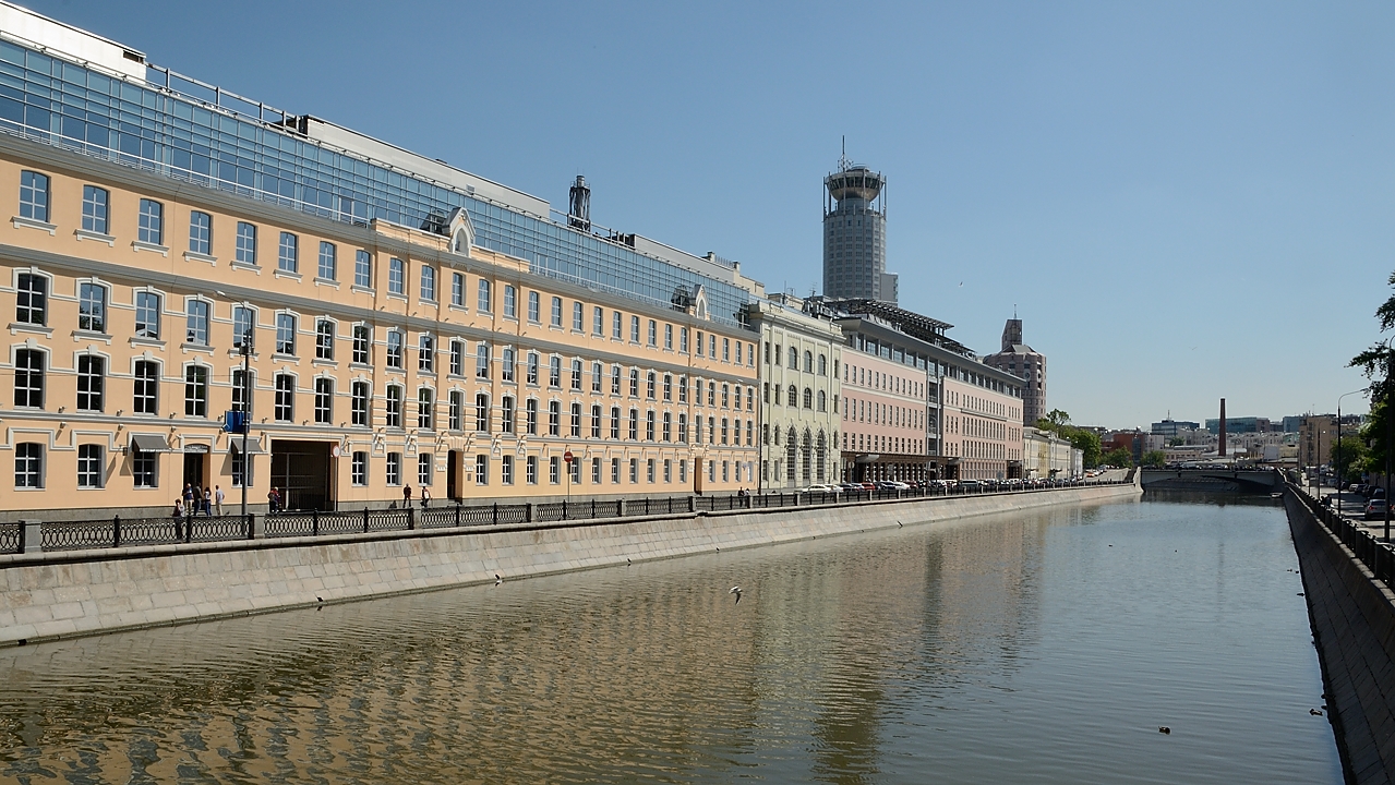 20150525-392-Moscou.jpg - On the canal: with view on the famous Swissotel conference center (with a swimming pool on the top I was told)