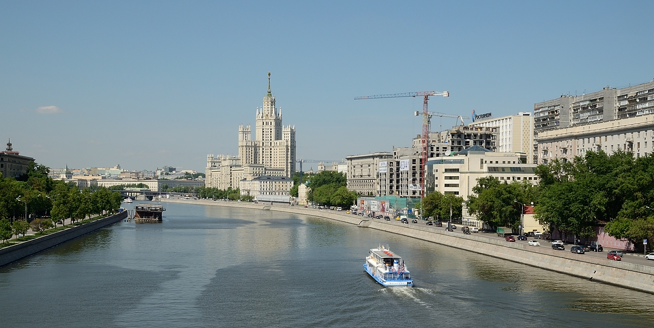 20150525-398-Moscou.jpg - Again on the canal (I think) on the bridge  towards Taganka square, just south of the skyscraper