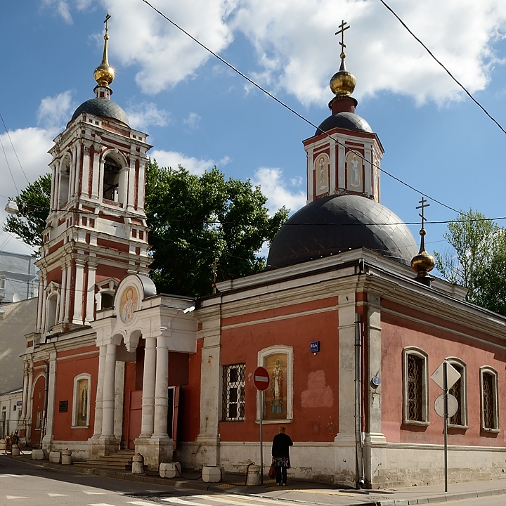 20150525-375-Moscou.jpg - An old church not far from the monastir: the icon on the wall must be famous icon, many stopped and crossed themselves when passing by