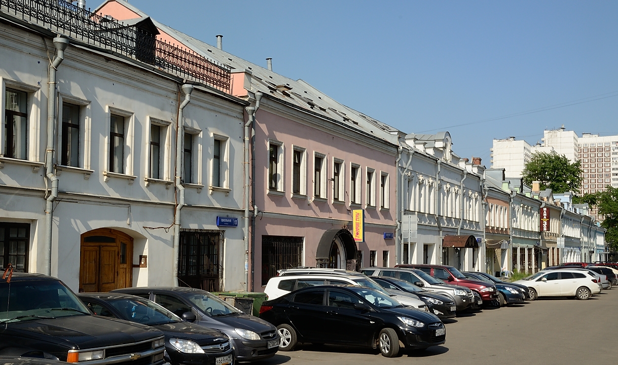 20150526-470-Moscou.jpg -   ... a well preserved ensemble of buildings ... wouldn't there be all these cars  ...