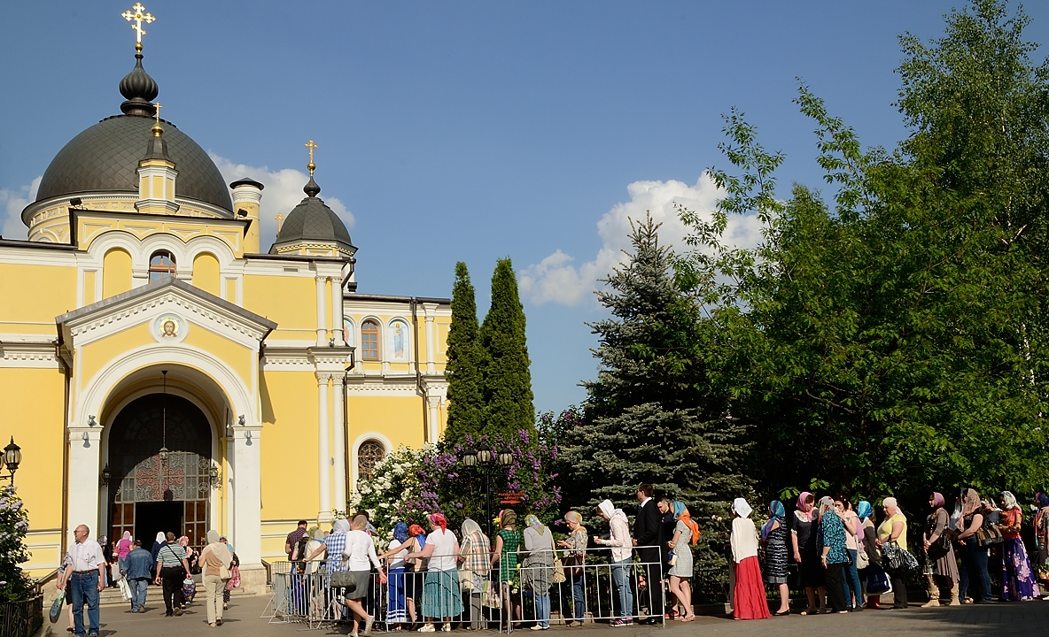 20150526-478-Moscou.jpg -   ... the proof: at least 2 hours of queing to approach the famous icon "which helps"    