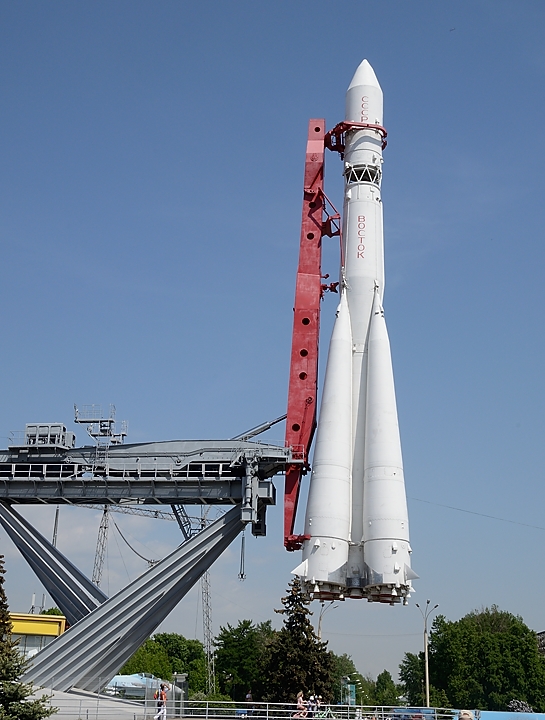 20150526-448-Moscou.jpg -  ... and the Vostok rocket also in front of the space pavillon