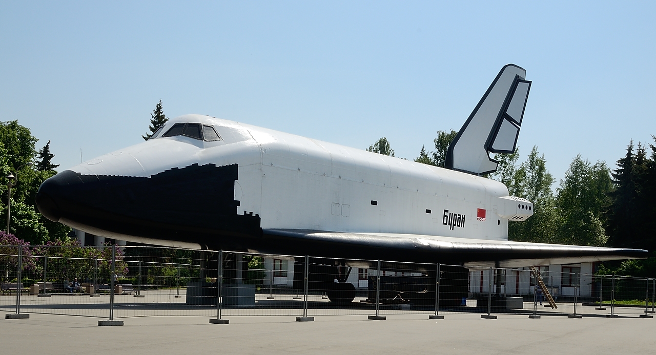 20150526-449-Moscou.jpg -   ... and Buran,  the first space shuttle flying and landing in fully automatic mode. This one is only a test model, the one that flew (exactly once) was destroyed in an accident (on ground)