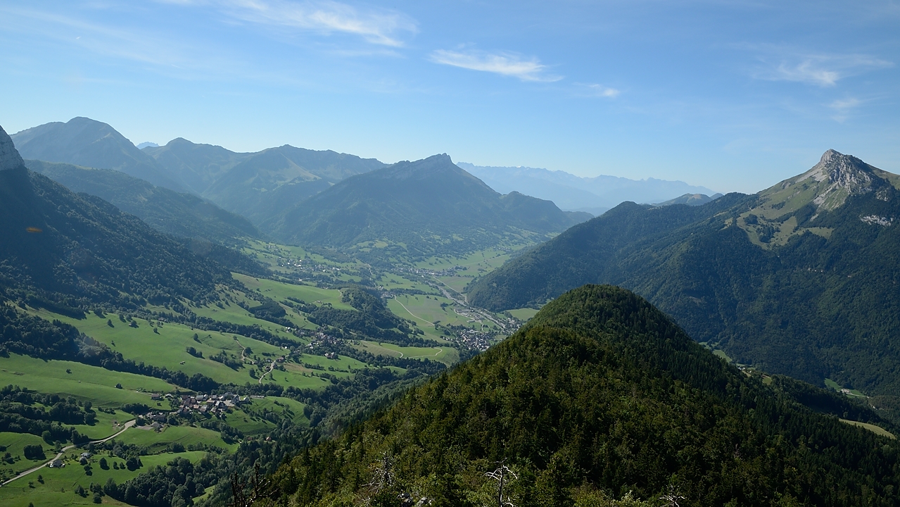 20150827-003-MontJulioz.jpg - Vallee dans les Bauges ... au  loin au fond, je dirai la Chartreuse