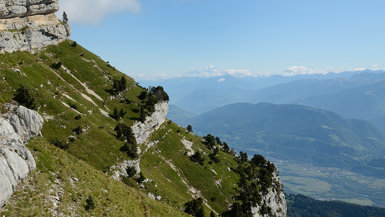 20150906-012-RochePlane.jpg - Vue sur le Gresivaudan et au loin le Mont Blanc